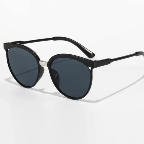 🎉Host Pick🎉 NWT Classic Wayfarer Black Frame Dark Gray Lenses Sunglasses! - Picture 1 of 4